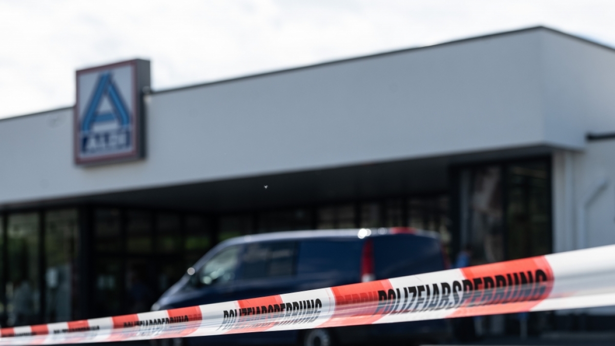 Die Polizei geht im Fall der t&ouml;dlichen Sch&uuml;sse in einem Supermarkt in Schwalmstadt davon aus, dass ein Mann zuerst eine Frau und sich danach selbst get&ouml;tet hat. (Foto)