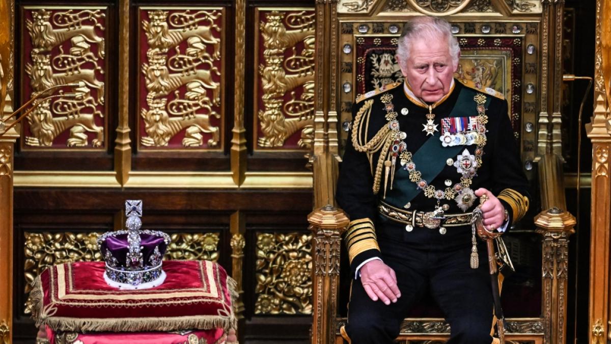 Prinz Charles von Gro&szlig;britannien sitzt zur Er&ouml;ffnung des Parlaments im House of Lords neben der Krone auf seinem Platz. (Foto)
