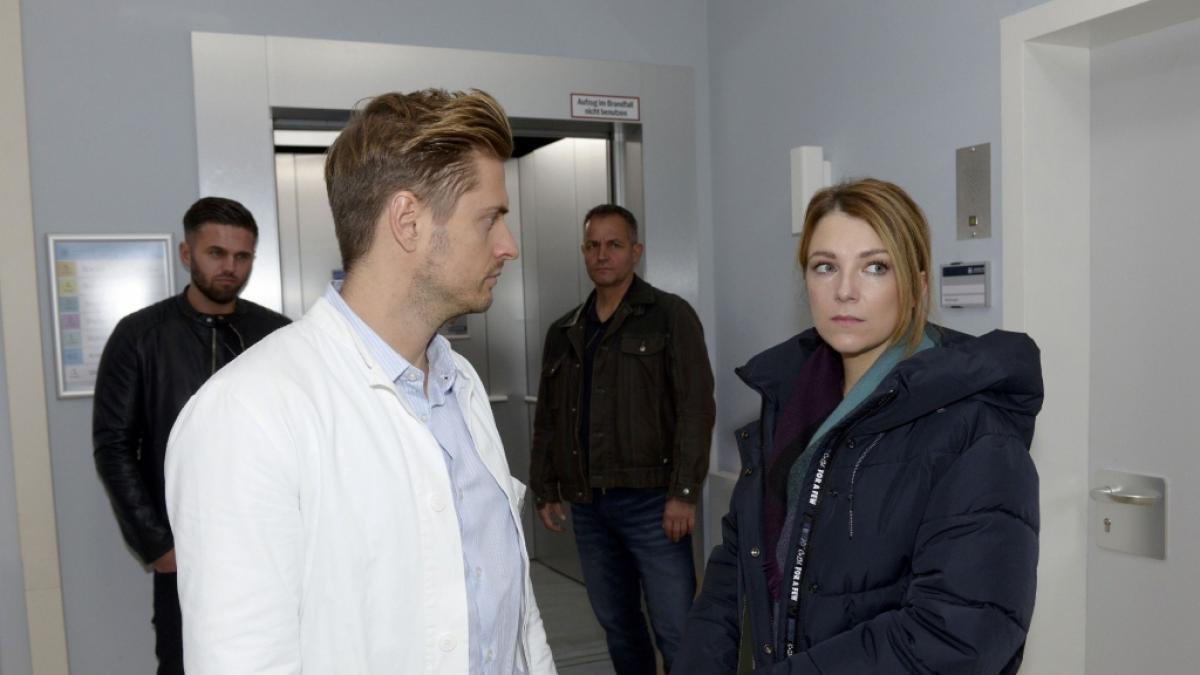 Philip (J&ouml;rn Schl&ouml;nvoigt) ist vollkommen perplex, als Lilly (Iris Mareike Steen) von der Polizei abgef&uuml;hrt wird. (Foto)