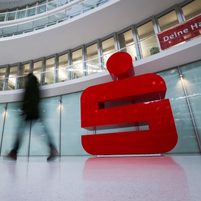 Über gefälschte Seiten und mit fiesen Viren legen Betrüger Kunden der Sparkasse herein.