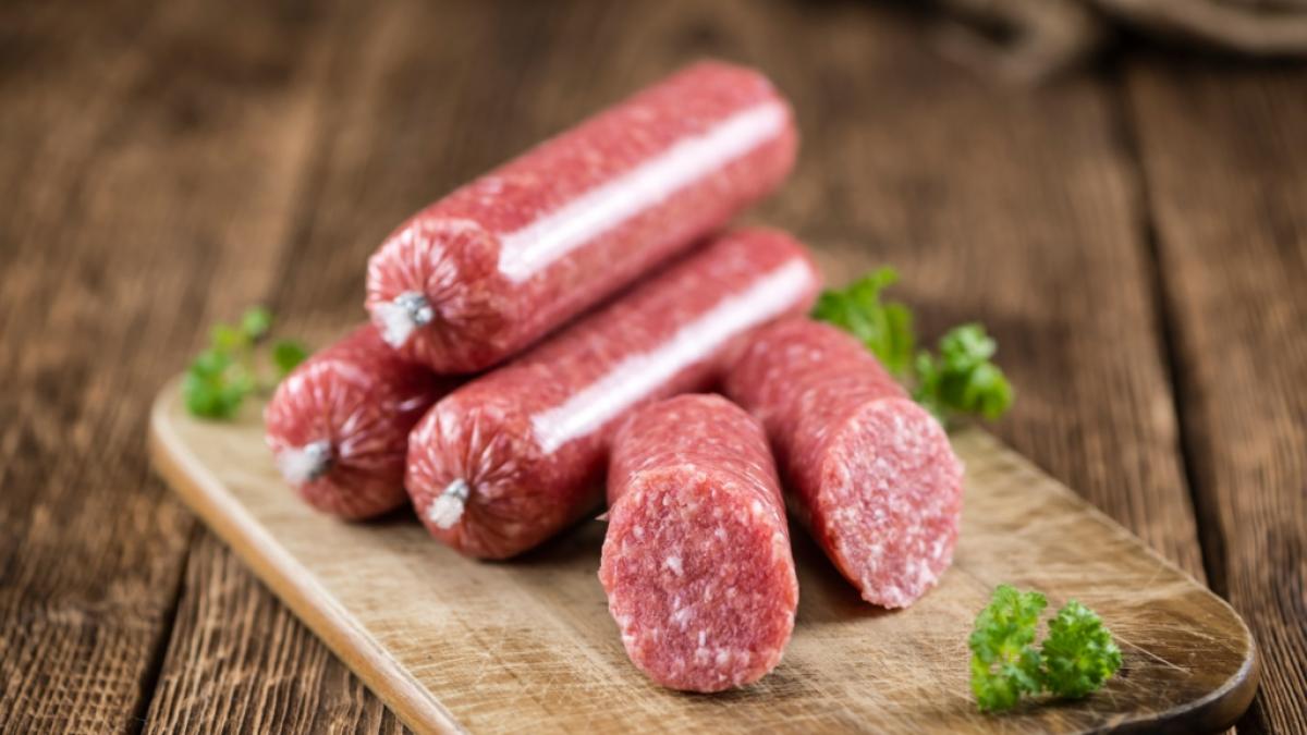 Bitte nicht essen! Die Fleischwaren Wulff GmbH in G&ouml;ttingen ruft aktuell eine mit Keimen belastete Zwiebelmettwurst zur&uuml;ck. (Foto)