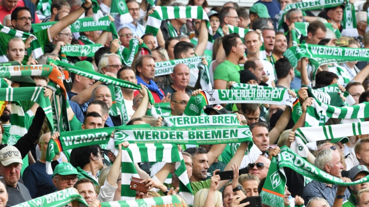 Fans von Werder Bremen feuern ihren Verein nach Leibeskr&auml;ften an. (Symbolbild) (Foto)