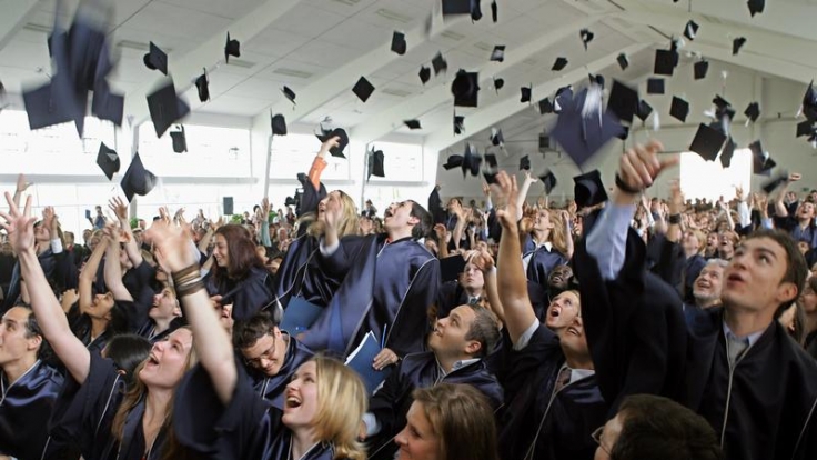 Stipendiaten profitieren nicht nur finanziell. Ihnen werden auch zielgerichtete Bildungschancen außerhalb des Studiums geboten.