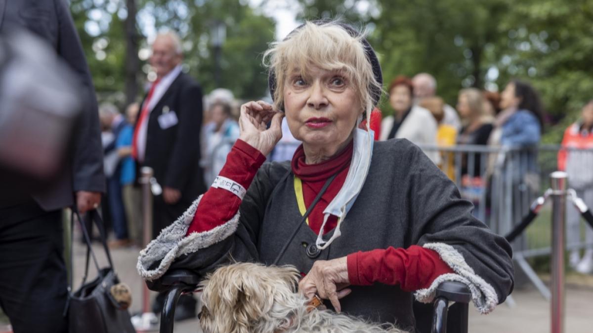 Schauspiel-Ikone Ingrid Steeger (hier 2022) kam kurz vor Weihnachten mit einem Darmverschluss in die Klinik. (Foto)