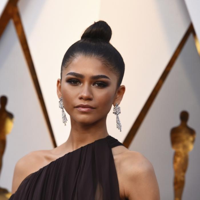 Im ziemlich gewagten Cut-Out-Kleid zeigt sie fast zu viel