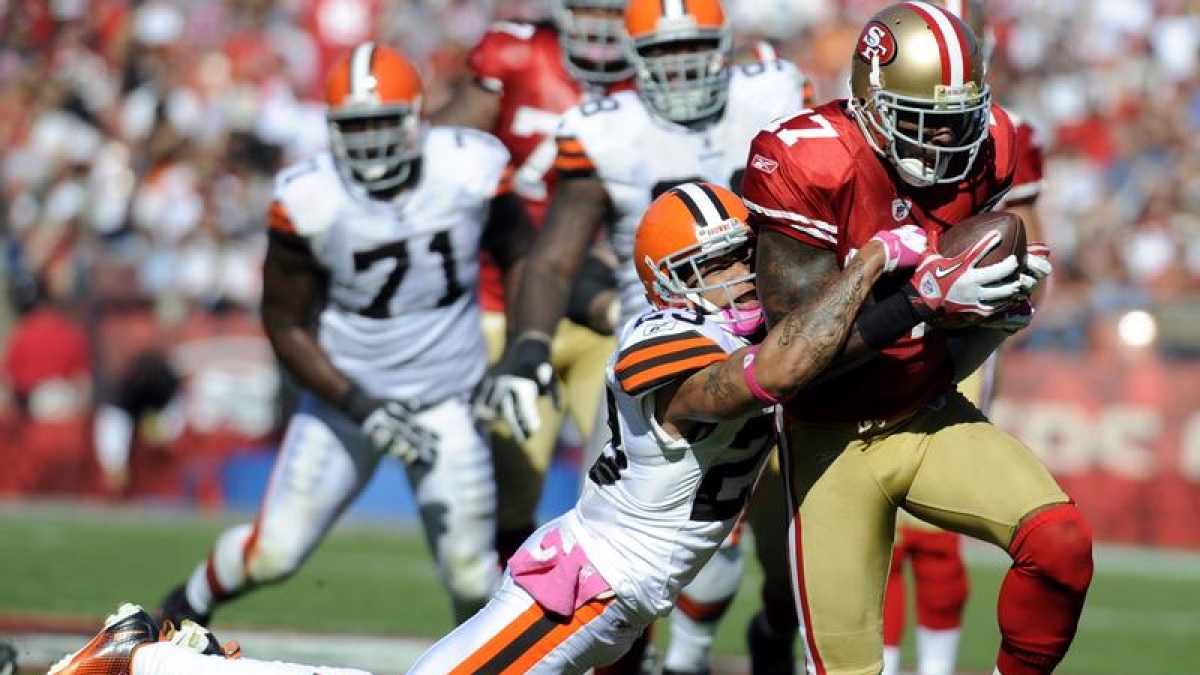 Joe Haden von den Cleveland Browns aus der National Football League stoppt mit einem Hechtsprung Braylon Edwards (rechts) von den San Francisco 49ers. (Foto)