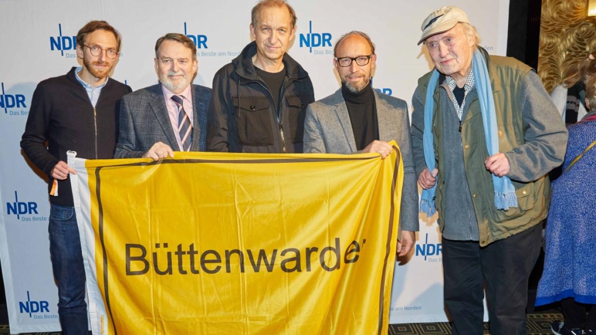 In "Neues aus B&uuml;ttenwarder" wurde er als Stallknecht Kuno zum Publikumsliebling - nun ist der Schauspieler Sven Walser (2.v.r.) mit 59 Jahren gestorben. (Foto)
