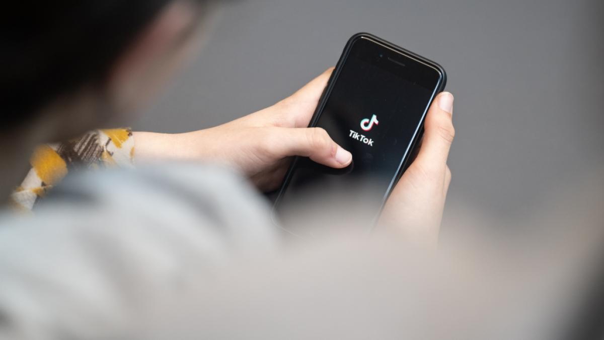 Immer wieder fordern gef&auml;hrliche TikTok-Mutproben junge Menschenleben - zuletzt im Fall einer 13-J&auml;hrigen aus dem Landkreis Kassel (Hessen). (Foto)