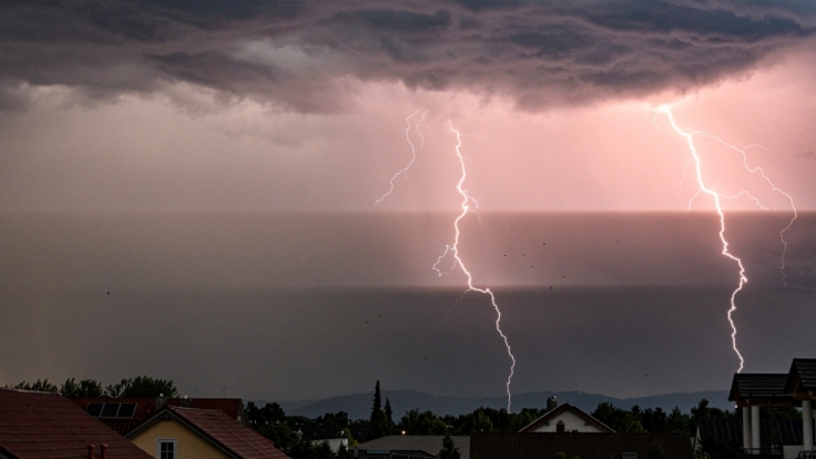 Der DWD hat eine Gewitter-Warnung herausgegeben (Symbolbild).