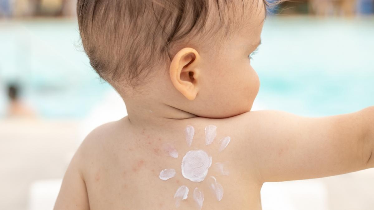 Kinderhaut ist &auml;u&szlig;erst empfindlich. Sonnencreme ist daher unerl&auml;sslich. (Foto)