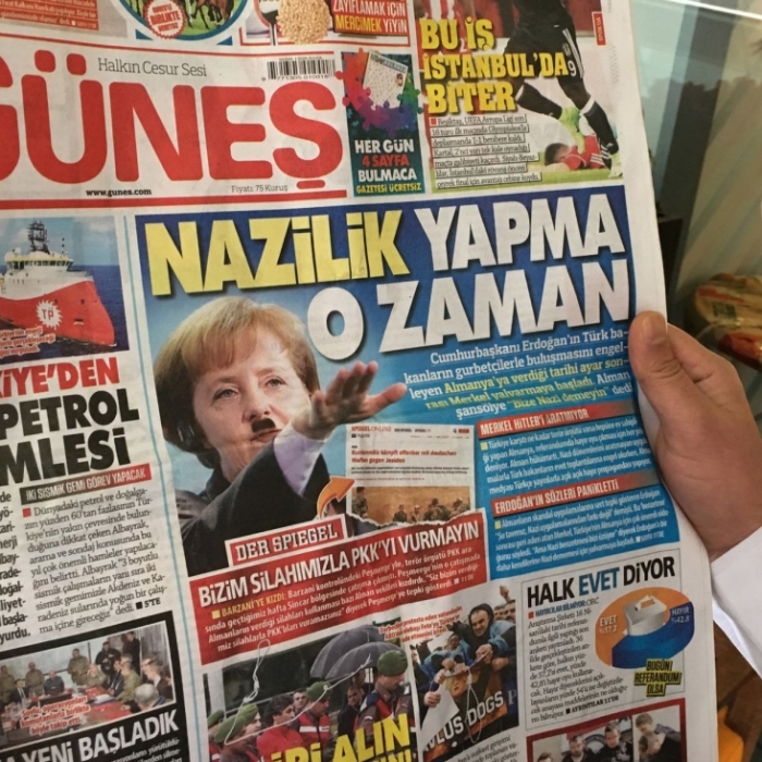 Hitler-Keule! Sie mussten schon als Nazi posieren