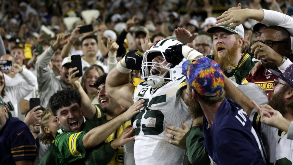 Tucker Kraft feiert mit den Fans der Packers am 11.09.2025. (Symbolbild) (Foto)