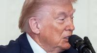 Während einer Zeremonie zur Verleihung der Ehrenmedaille im East Room des Weißen Hauses konnte Donald Trump ein weiteres Symptom aus seiner Krankengeschichte nicht verstecken.