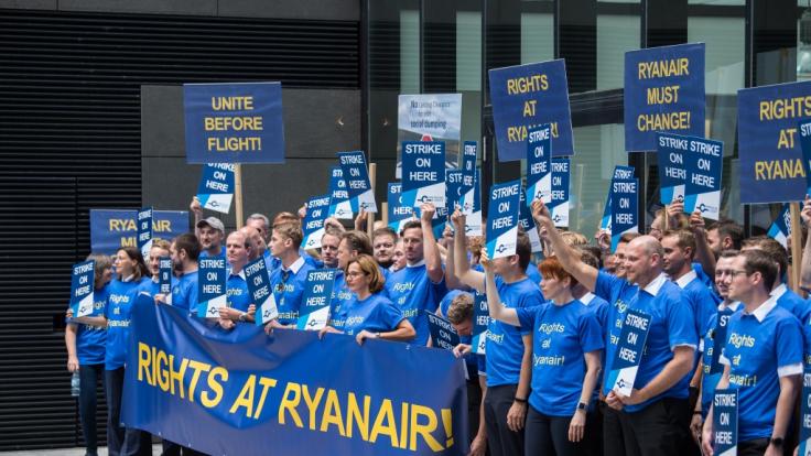 Schon im August hatten sich Beschäftigte der Fluggesellschaft Ryanair während eines Streiks für bessere Arbeitsbedingungen ausgesprochen.