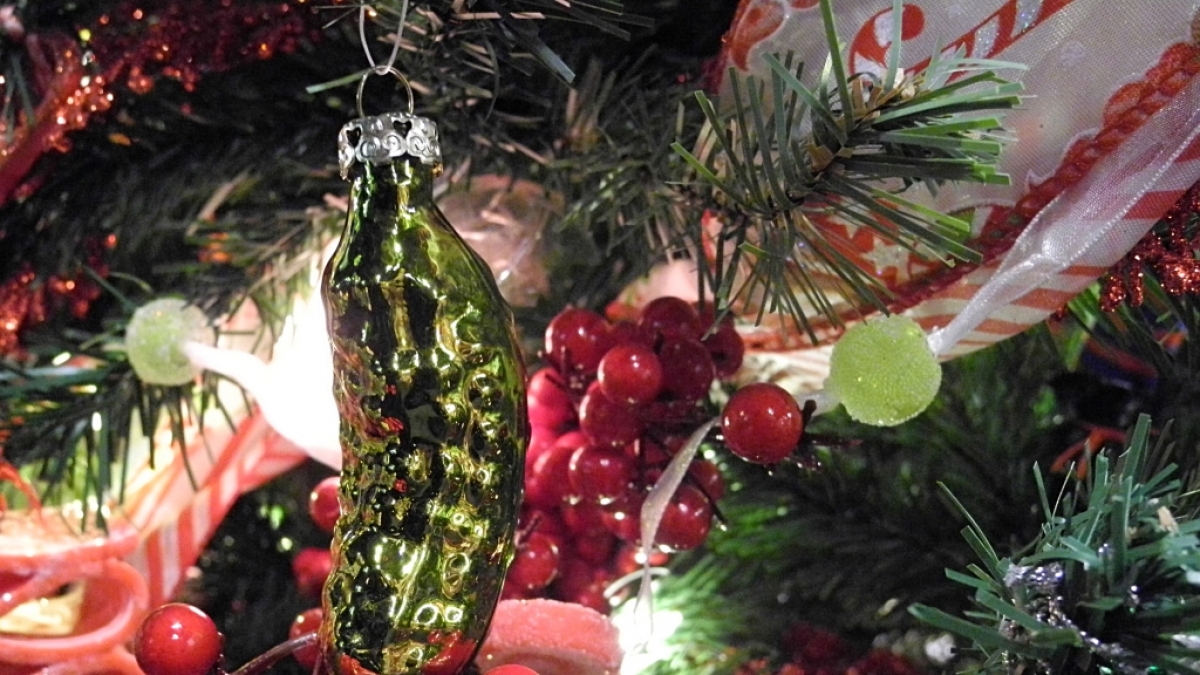 In den USA geh&ouml;rt die saure Gurke traditionelle als Schmuck an den Weihnachtsbaum.&nbsp; (Foto)