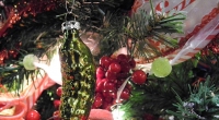 In den USA gehört die saure Gurke traditionelle als Schmuck an den Weihnachtsbaum. 