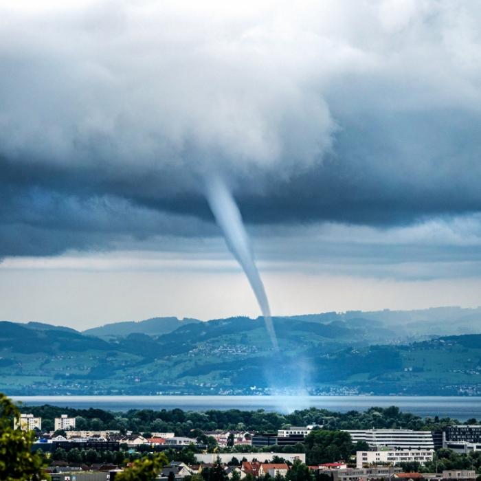Gewaltige Wasserhose lässt Sonnenliegen durch die Luft fliegen