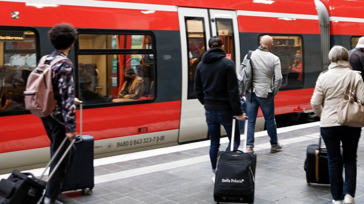 Am Pfingstwochenende k&ouml;nnte es in den Nahverkehrsz&uuml;gen der Deutschen Bahn voll werden. (Foto)