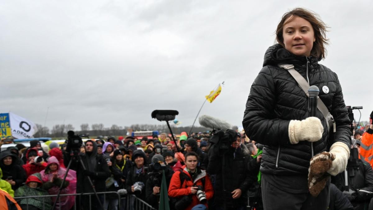 Klima-Aktivistin Greta Thunberg wurde in L&uuml;tzerath von zwei Polizisten weggetragen. (Foto)