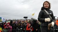 Klima-Aktivistin Greta Thunberg wurde in Lützerath von zwei Polizisten weggetragen.