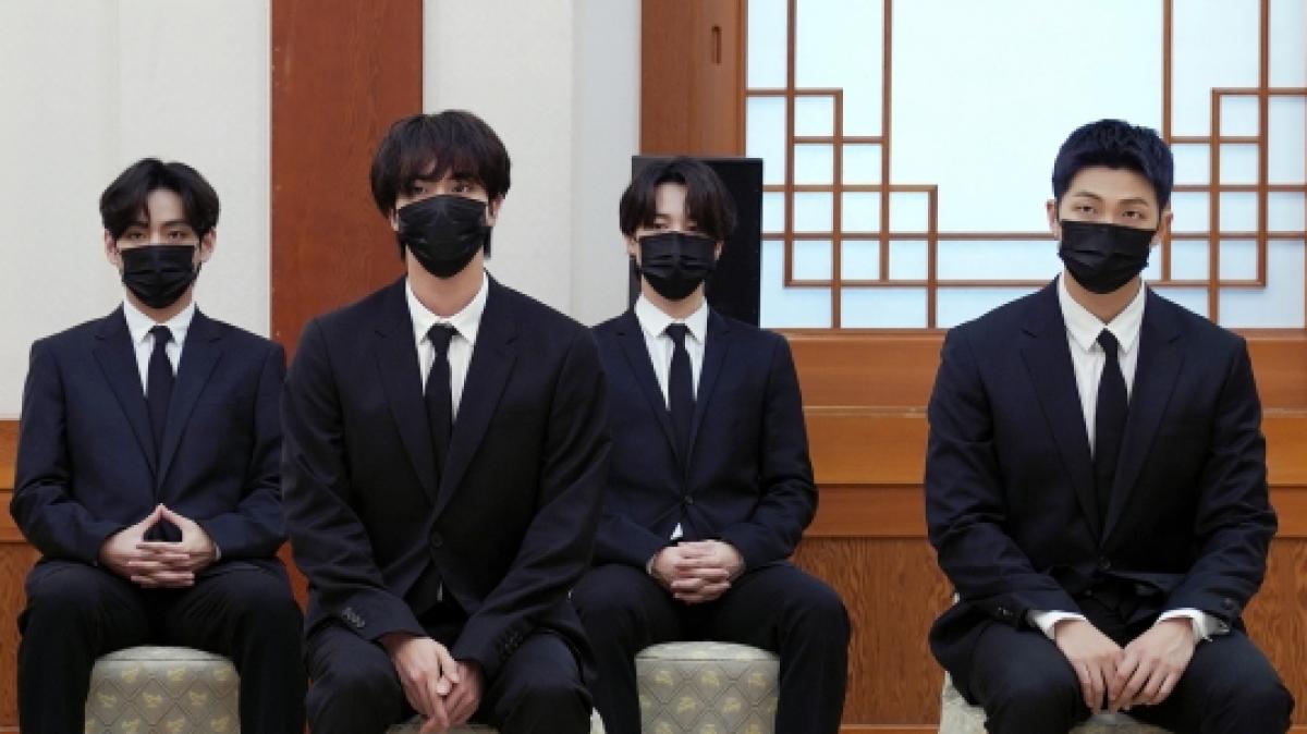 BTS-S&auml;nger Jimin (2.v.r.) wurde notoperiert. (Foto)