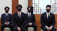 BTS-Sänger Jimin (2.v.r.) wurde notoperiert.