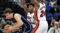 Basketball-Star Haywood Highsmith (re.) ist in einen Horror-Unfall verwickelt, der den Miami-Heat-Star den Einsatz im Spiel gegen die San Antonio Spurs kostete.