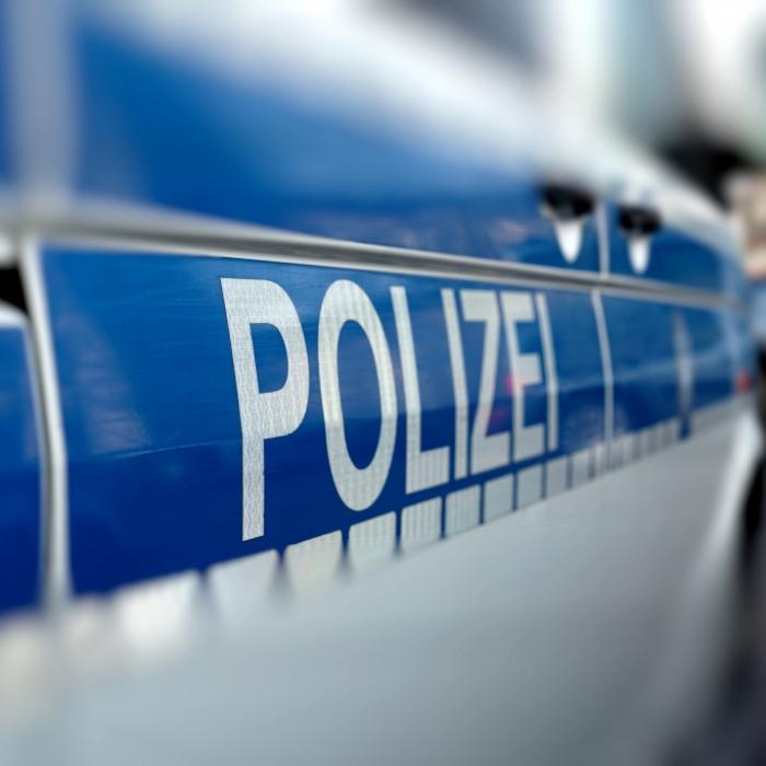 17-Jähriger tot auf Parkplatz entdeckt! Polizei ermittelt in alle Richtungen