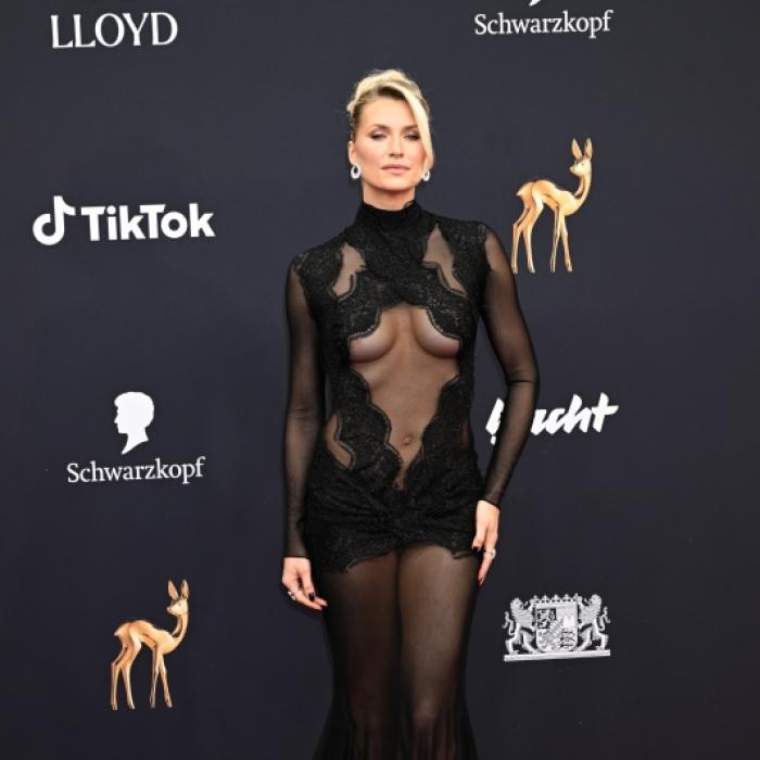 Im gewagten Abendkleid ging das Model volles Risiko