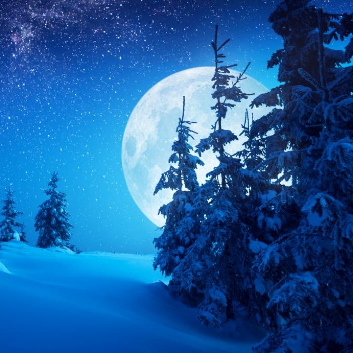 Eiskalter Langer-Nacht-Mond erhellt den Himmel