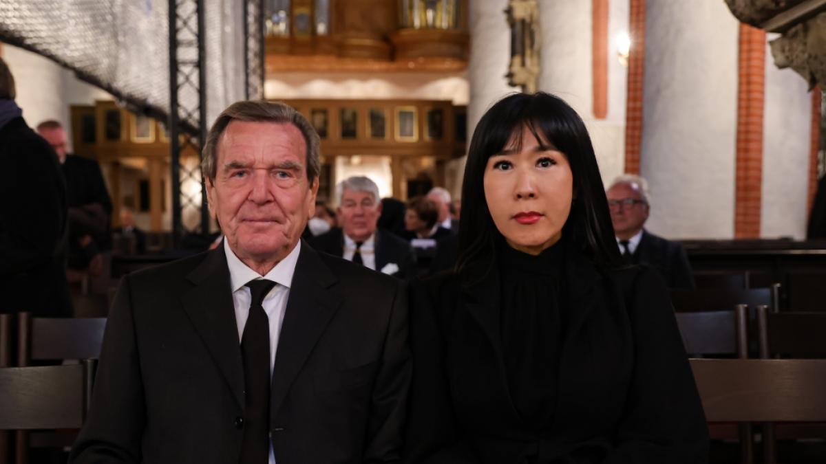 F&uuml;r Gerhard Schr&ouml;der und seine Frau Soyeon Schr&ouml;der-Kim gab es wegen ihrer Russland-N&auml;he weitere Konsequenzen. (Foto)