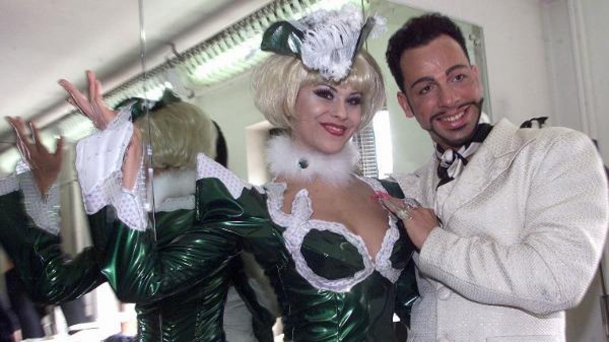 So sah der Modeschöpfer beispielsweise 2001 - also vor 16 Jahren - aus, als er mit Michael Prinz von Preußen und Model Ariane Sommer die Korken knallen ließ (Foto)