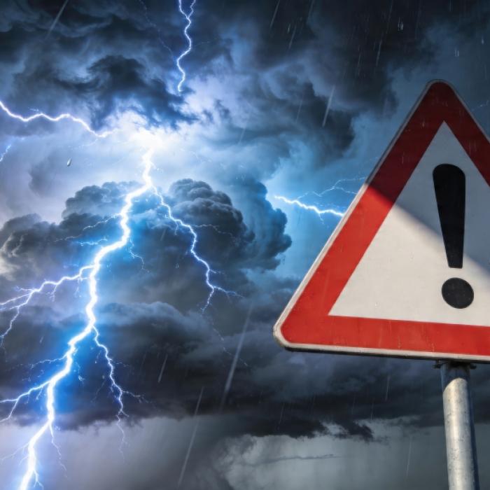 Gewitterfront bringt Hagel, Starkregen und Orkanböen