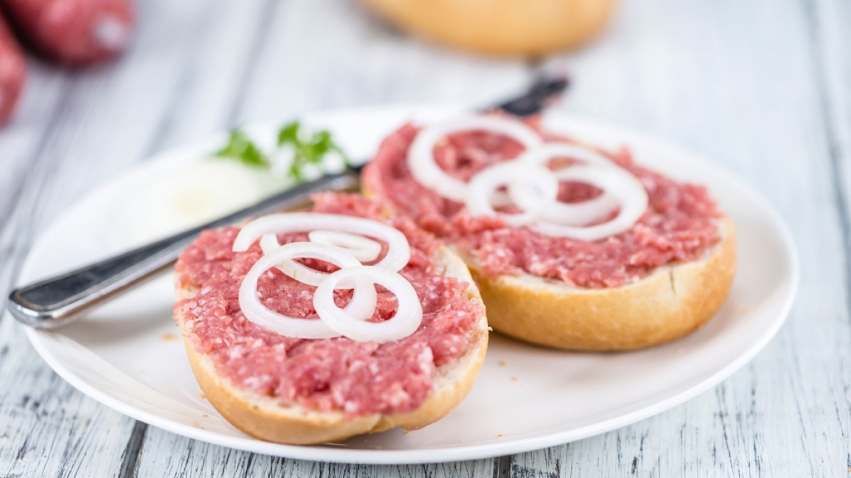 Ein Professor warnt verschiedene Risikogruppen vor dem Verzehr rohen Schweinefleisches, etwa auf Mettbr&ouml;tchen. (Foto)