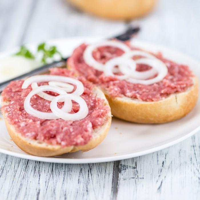 DARUM können Mettbrötchen für Sie gefährlich werden