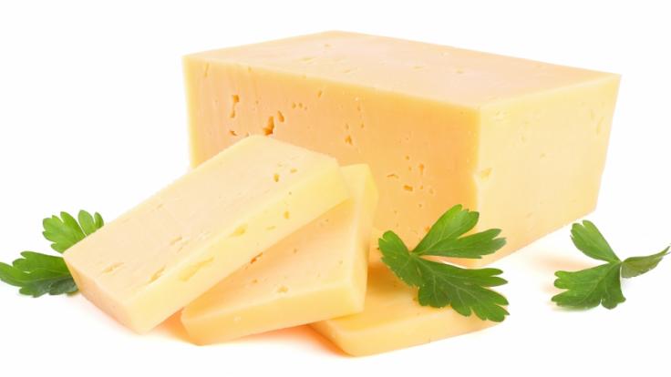 Aufgrund von möglichen Gesundheitsgefahren wird im November 2019 Cheddar-Käse zurückgerufen (Symbolbild).