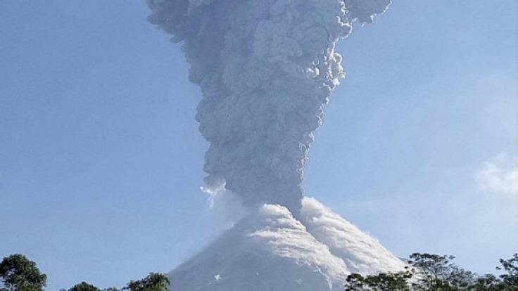 Der Vulkan Merapi spuckt Asche.