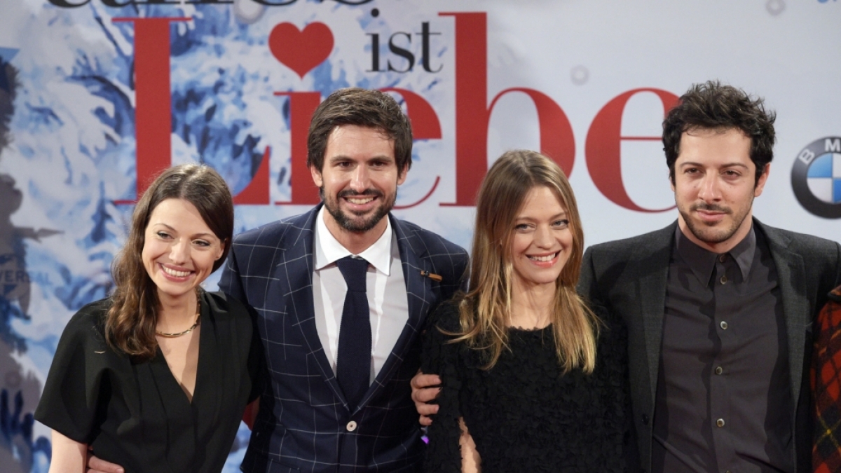 Julia Hartmann (links) mit ihren Schauspielkollegen Tom Beck, Heike Makatsch und Fahri Yardim (von links) zur Kinofilm-Premiere von "Alles ist Liebe" 2014. (Foto)