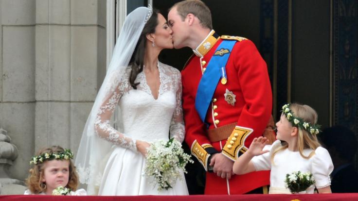 Ein Kuss für die Ewigkeit: Prinz William und seine frischgebackene Ehefrau Herzogin Kate besiegeln ihre Liebe.