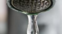 Erschreckend: In unserem Trinkwasser tummeln sich Metalle, Antibiotika und Pestizide, wie eine Studie belegt.