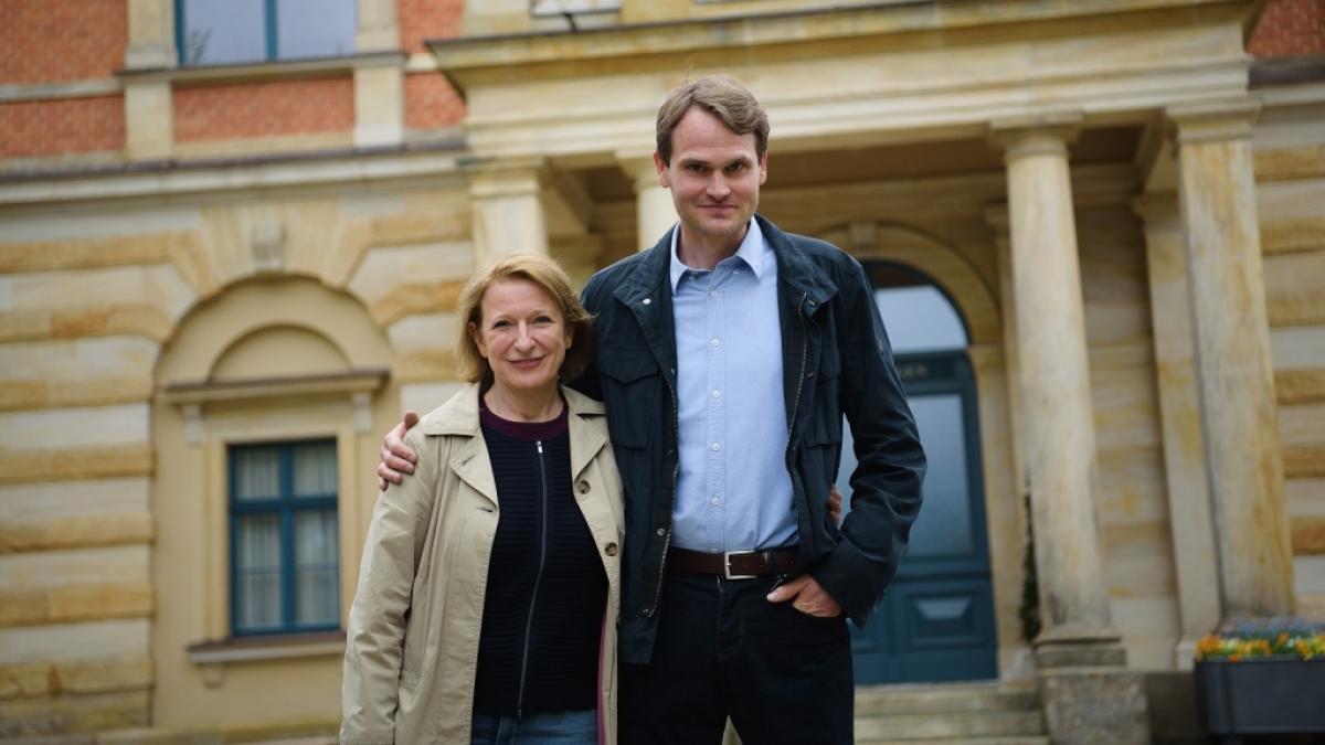 Dagmar Manzel mit ihrem "Tatort"-Kollegen Fabian Hinrichs vor&nbsp;dem Bayreuther Festspielhaus. (Foto)