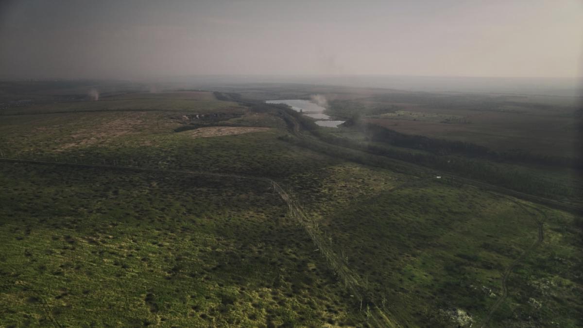 Ein mit Bombenkratern &uuml;bers&auml;tes Feld zwischen den ukrainischen und russischen Stellungen in der N&auml;he von Bachmut, dem Schauplatz heftiger Gefechte mit den russischen Streitkr&auml;ften in der Region Donezk. (Foto)