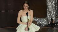 Schauspielerin Emma Stone ist bei der Oscar-Verleihung 2024 das Kleid geplatzt.