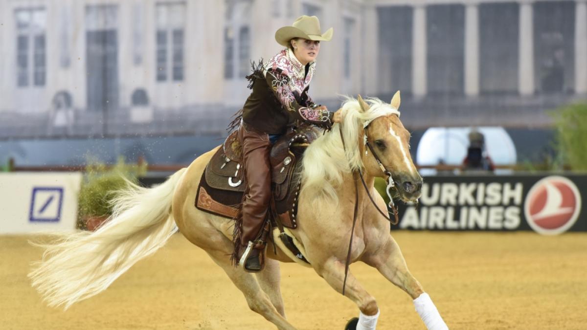 Gina Maria Schumacher ehrte ihren Vater bei einem Reitturnier. (Foto)