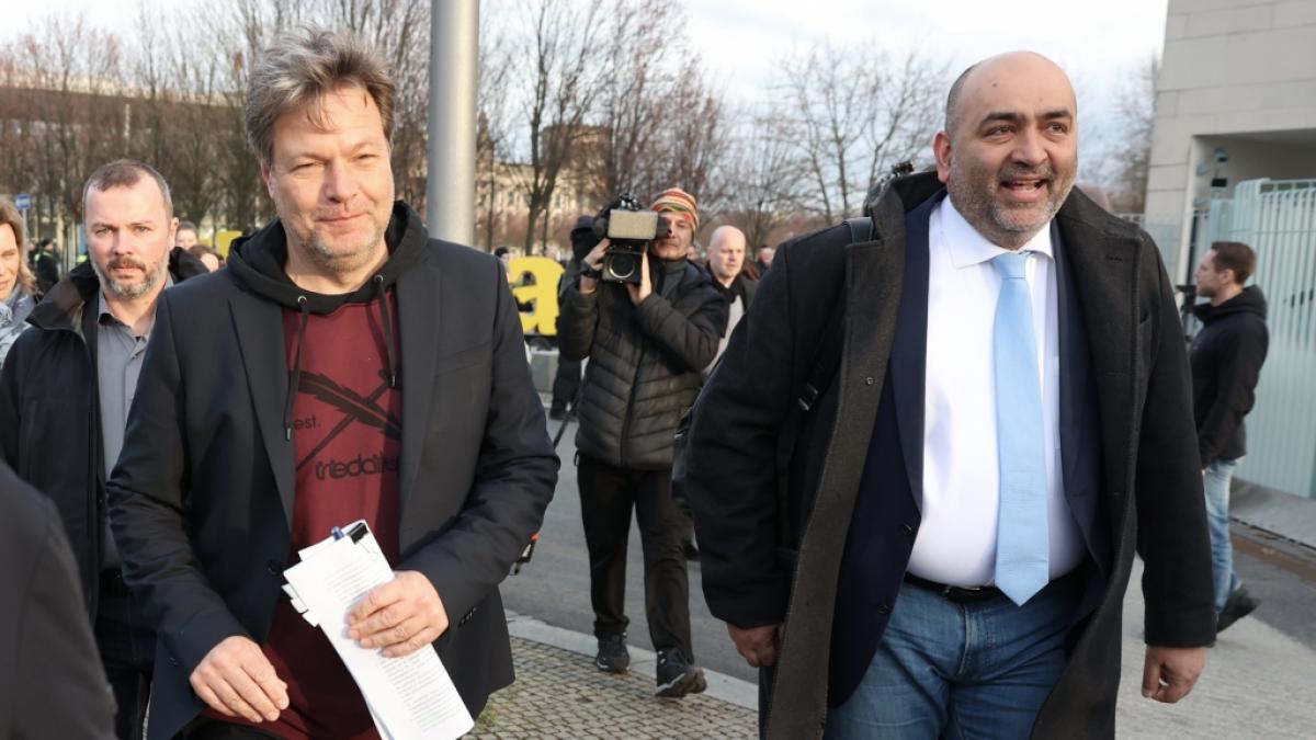 Wirtschaftsminister Robert Habeck und&nbsp;Omid Nouripour, Bundesvorsitzender der Gr&uuml;nen auf dem Weg zu den Beratungen des Koalitionsauschuss'. (Foto)