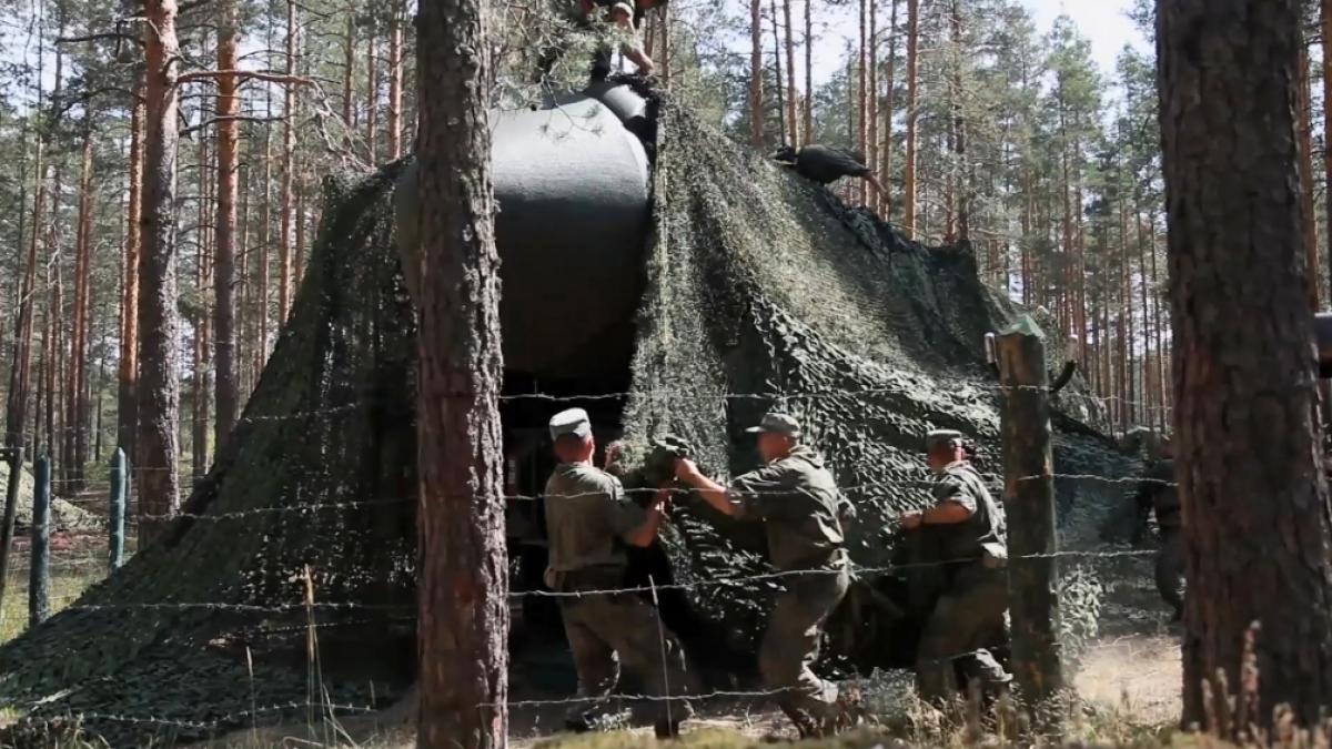 W&auml;hrend einer Milit&auml;r&uuml;bung bringen russische Soldaten eine Tarnvorrichtung an der Interkontinentalrakete Jars an. (Foto)