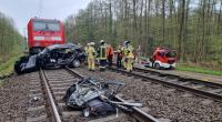 Bei einem Zusammenstoß von einem Pkw mit einem Zug sind am Sonntagmorgen nahe Hannover drei junge Menschen gestorben.