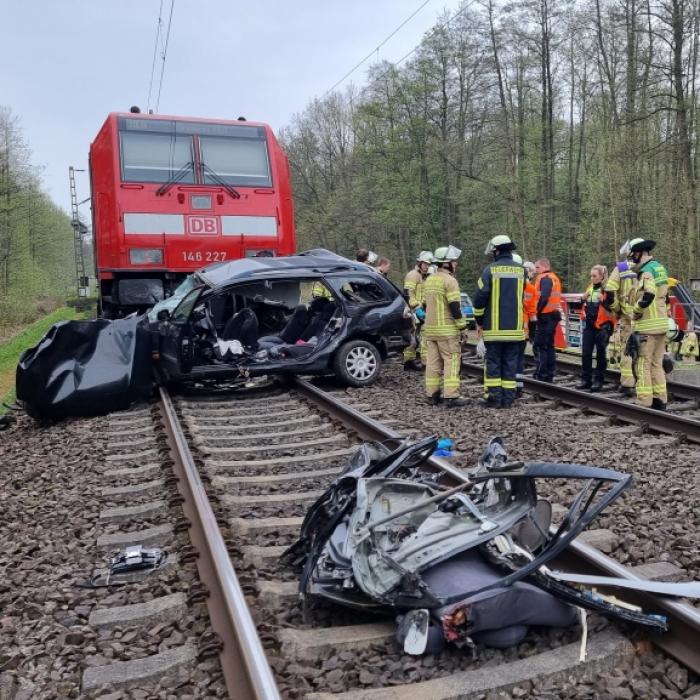 Auto von Zug erfasst, Drei Menschen sterben! Polizei ermittelt