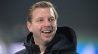 Bremens Trainer Florian Kohfeldt steht vor dem Spiel Hertha BSC - Werder Bremen lachend am Spielfeldrand.