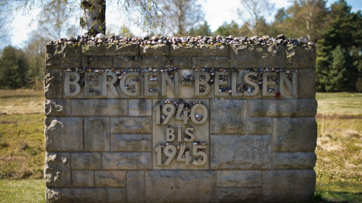Schätzungen zufolge sollen zwischen 1941 und 1945 50.000 Menschen im Lager Bergen-Belsen ermordet worden sein. Ein Gedenkstein mit der Inschrift Bergen-Belsen 1940 bis 1945 steht in der Gedenkstätte Bergen-Belsen.
